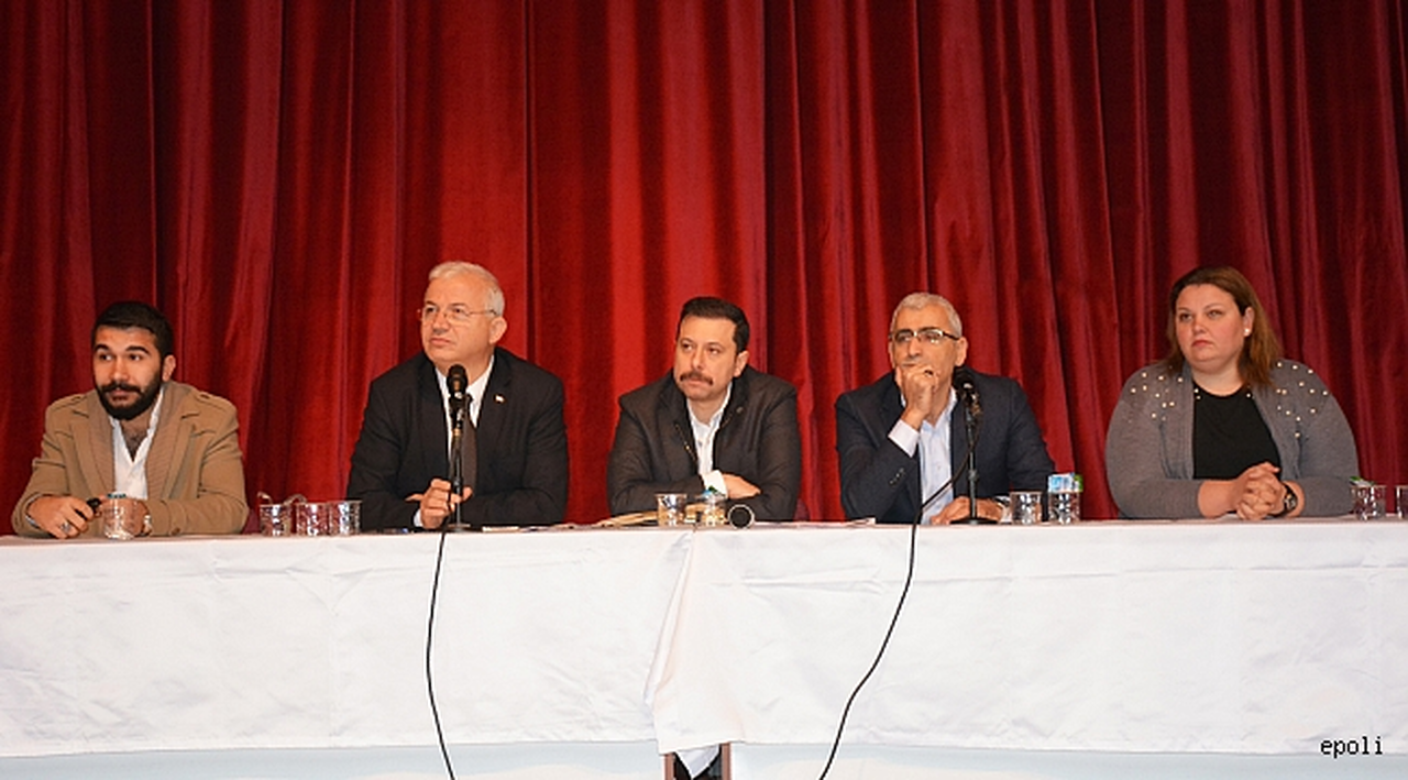 Ak Partili Kaya: 'Büyükşehir Belediyesi Torbalı'nın her yerinde hendekler, çukurlar kazıyor.'