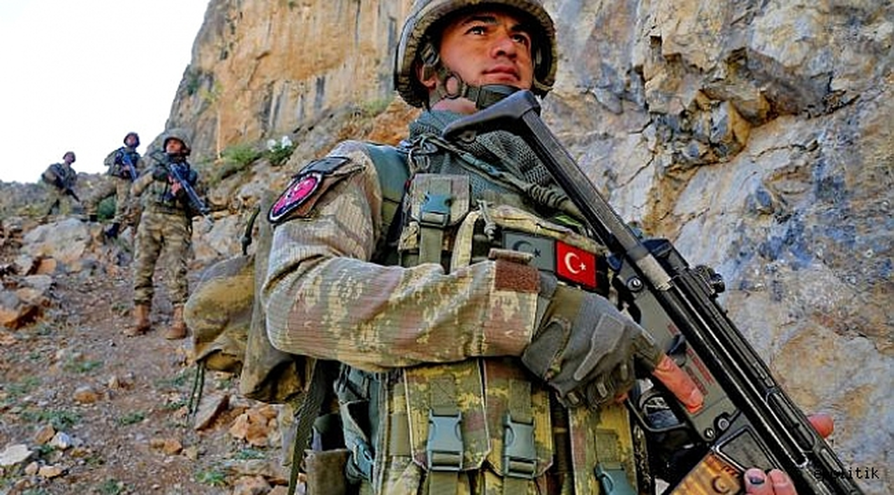 Mehmetçiğin kıyafet ve teçhizat analizleri Ege Üniversitesi'nde yapılıyor