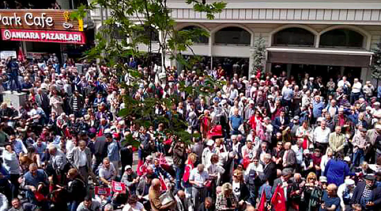 Tüm Emekliler 'OHAL Değil Demokrasi İstiyoruz.' dedi
