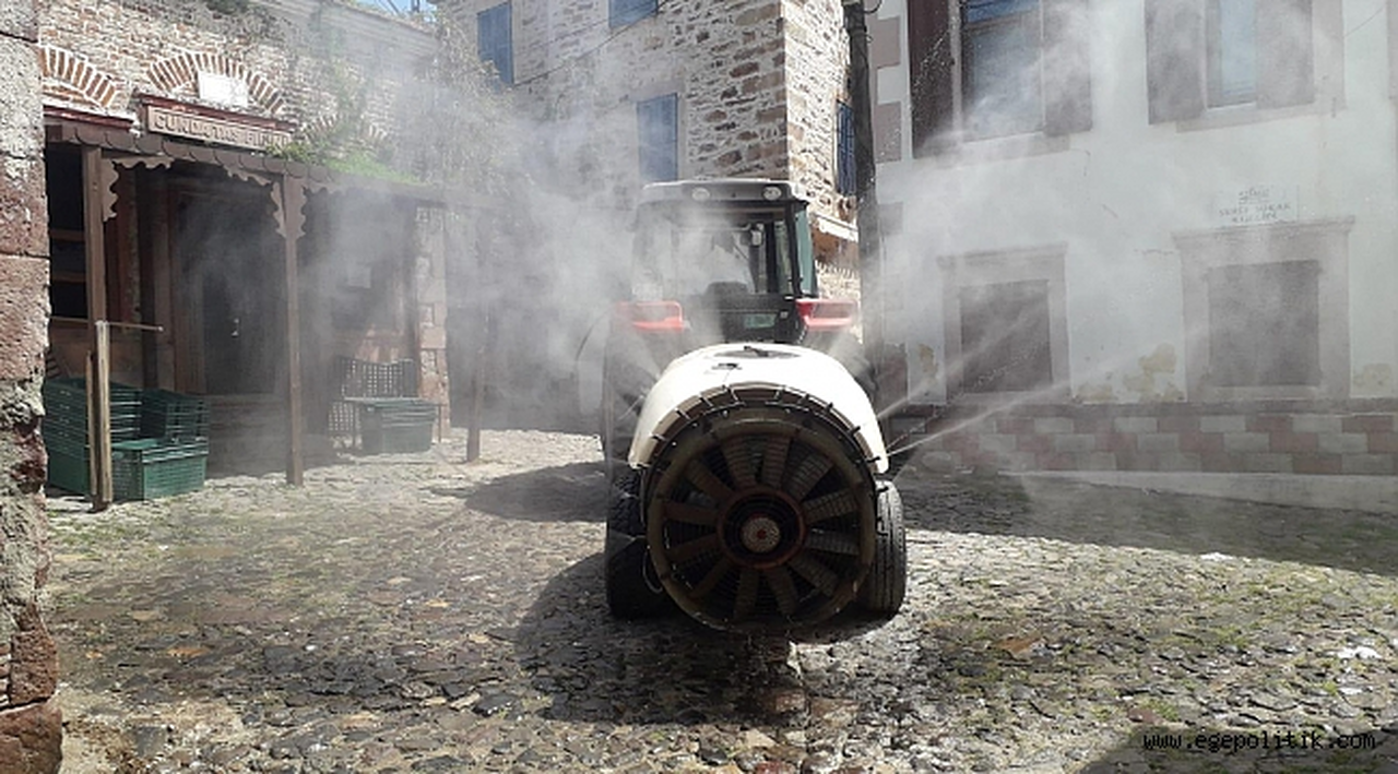 AYVALIK'TA DEZENFEKSİYON İŞLEMLERİNDE DURMAK YOK!