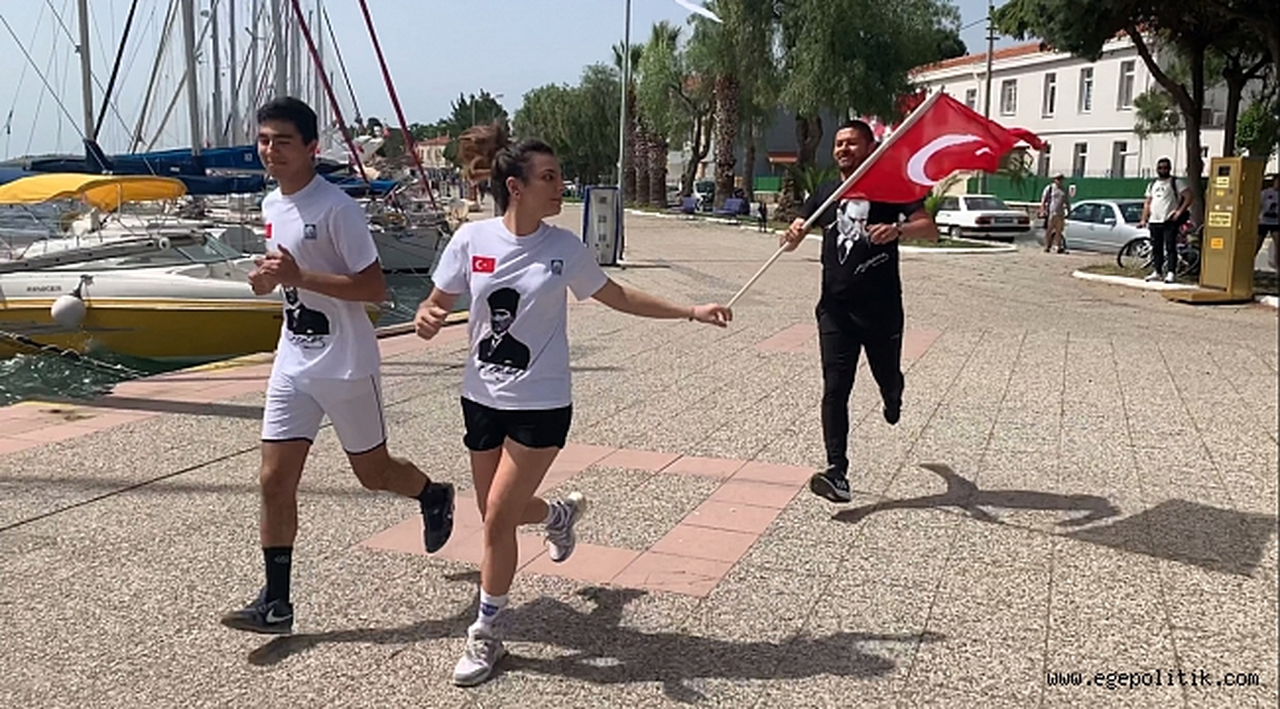 BAŞKAN FATİH GÜRBÜZ VE FOÇALI GENÇLER, ATATÜRK’E SAYGI İÇİN KOŞTU