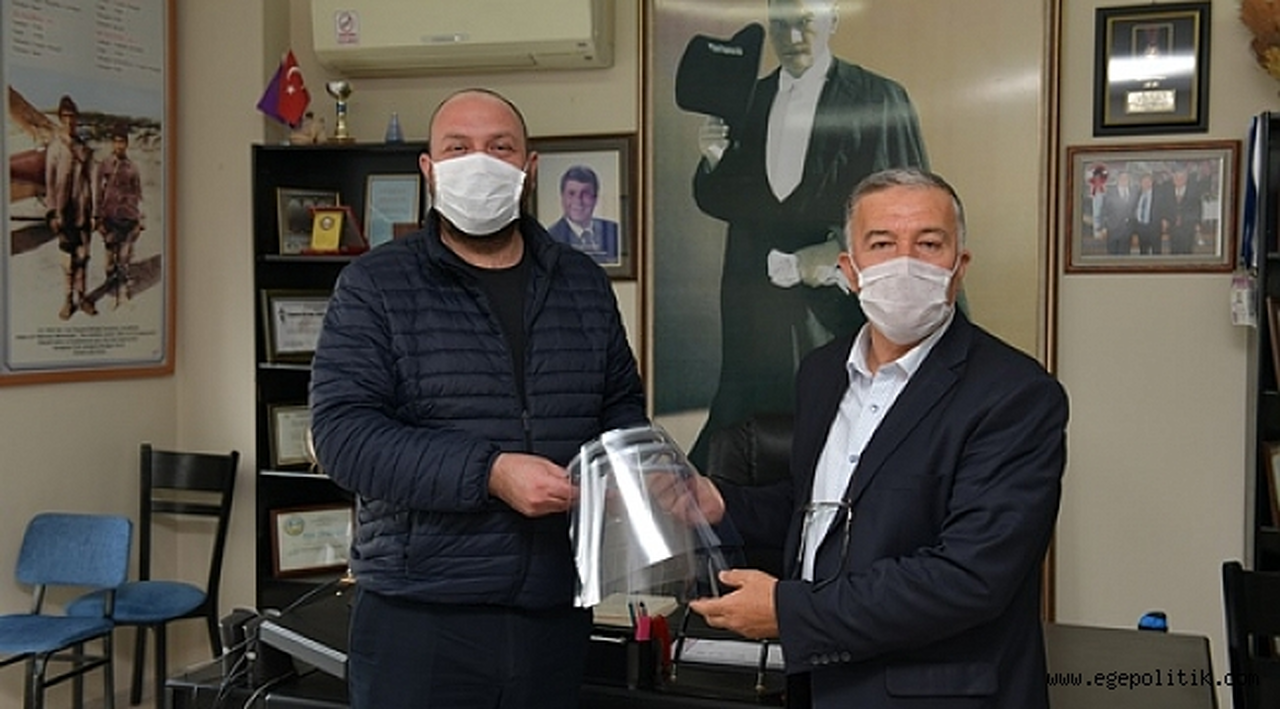 Başkan Utku Gümrükçü’den taksicilere siperlik