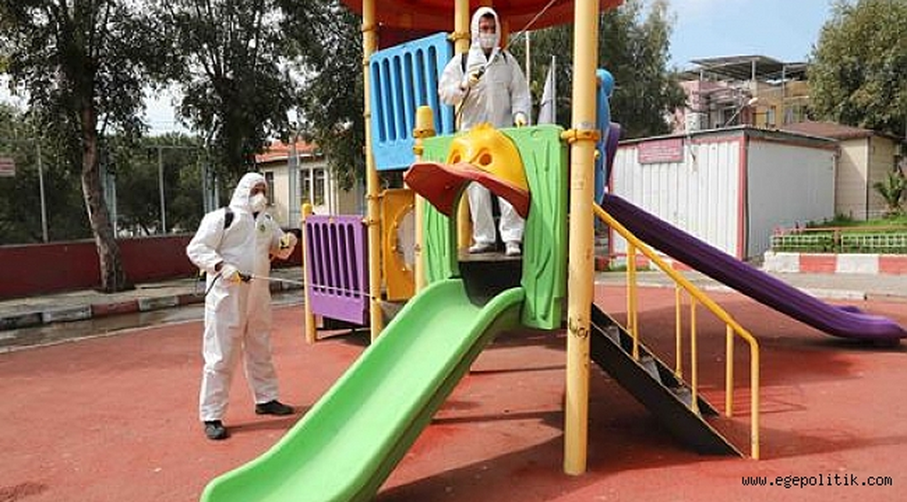 Bayraklı'da berberler ve parklar dezenfekte edildi