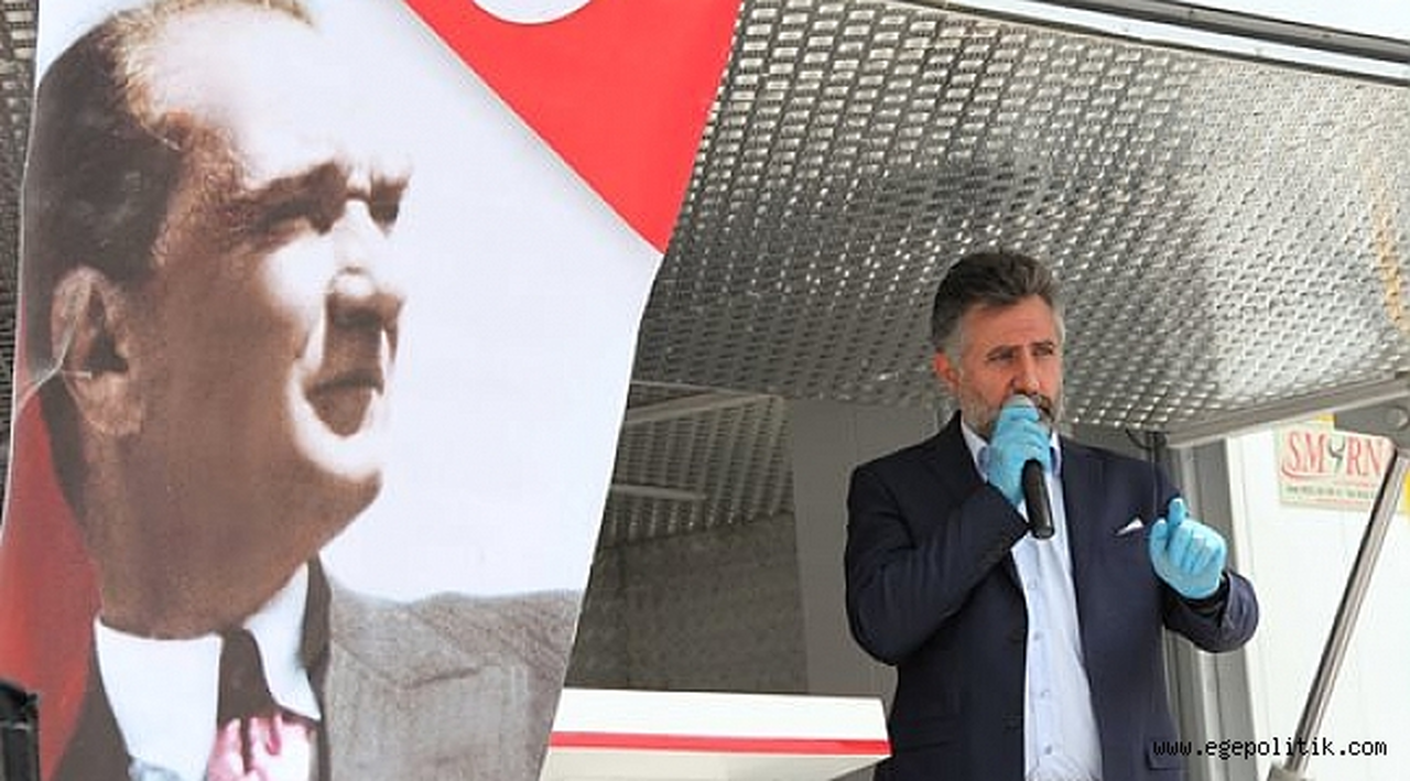 Bayraklı'da sosyal mesafeli 1 Mayıs kutlaması