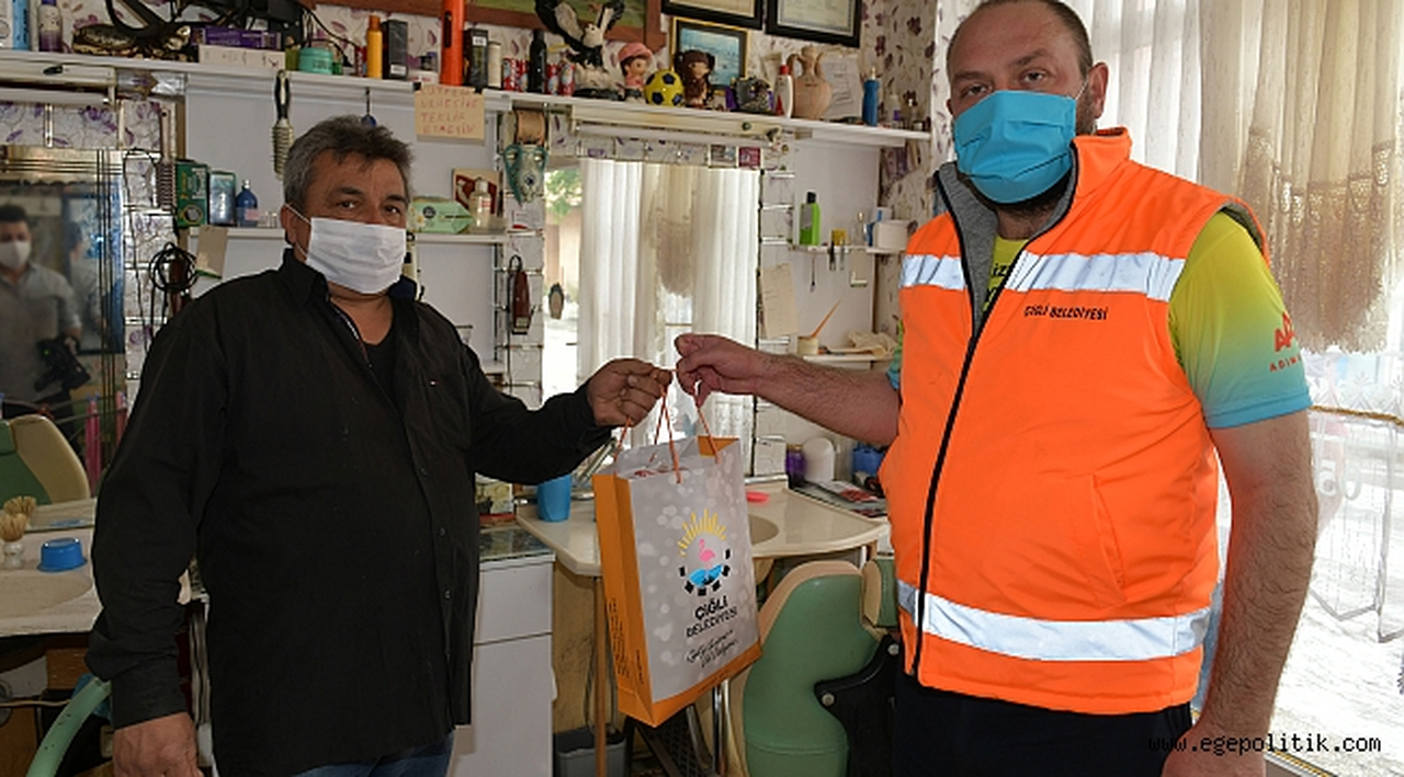Çiğli’de berber ve kuaförlere hijyen setleri dağıtılmaya başlandı