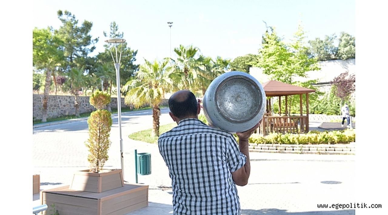 Çiğli'de ocaklar hep yansın diye vatandaşa tüp desteği