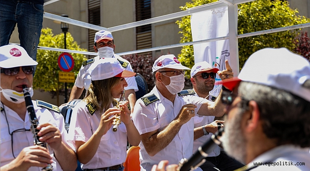 Seferihisar Belediye Bandosu’ndan Traktör Üzerinde Anneler Günü Konseri