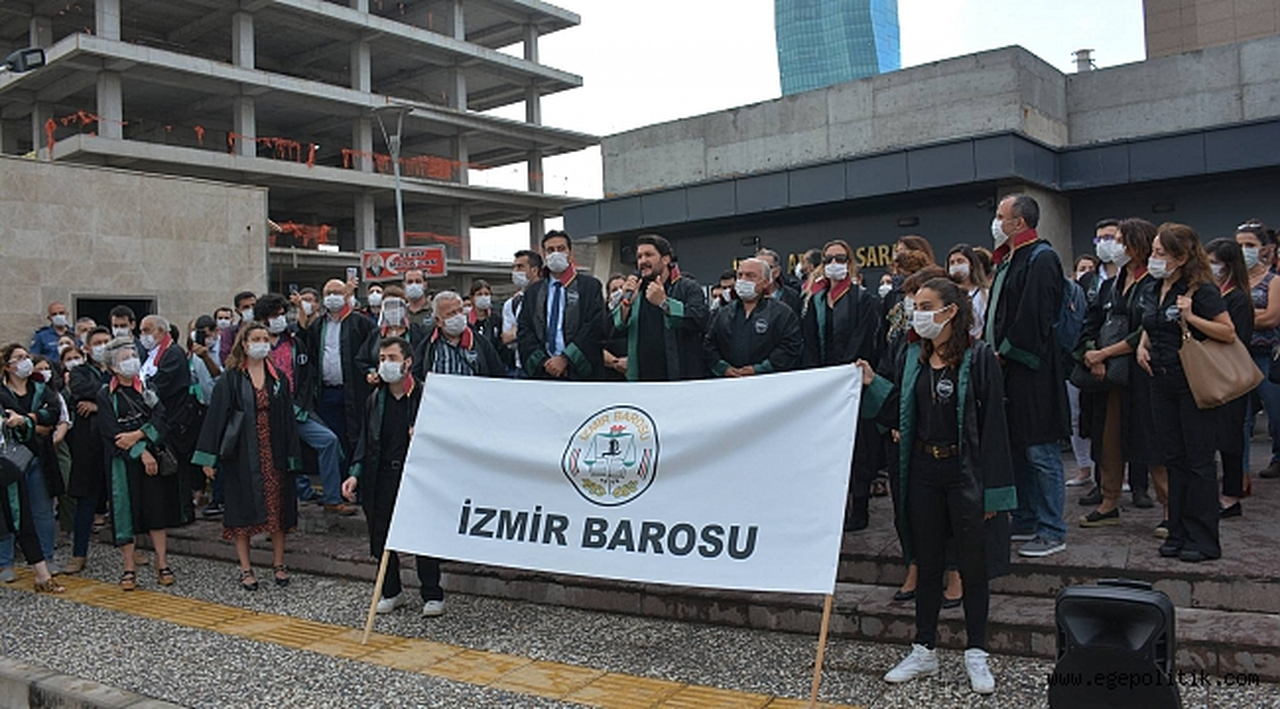 İzmir Adliyesi'nde 'Savunma Susmadı, Susmayacak' Sloganları