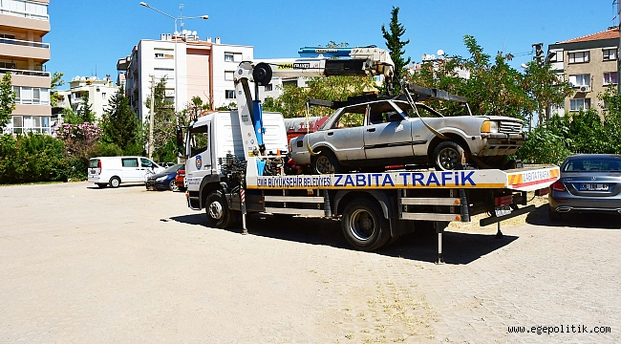 Narlıdere’de hurda araçlar toplanıyor
