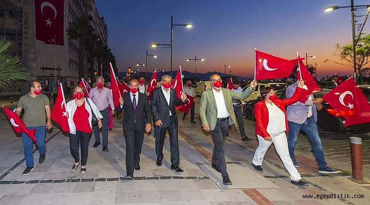 Başkan Soyer, Zafer Bayramı Korteji'ne katıldı