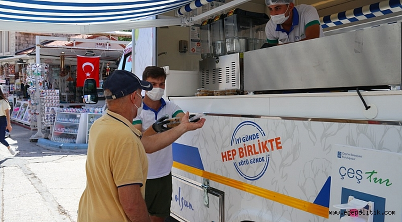 Çeşme Belediyesi aşure dağıttı