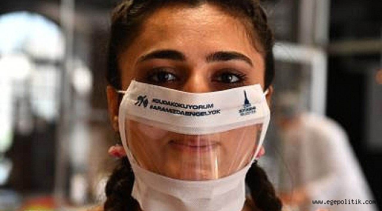 İzmir’de işitme engelliler için şeffaf maske üretiliyor
