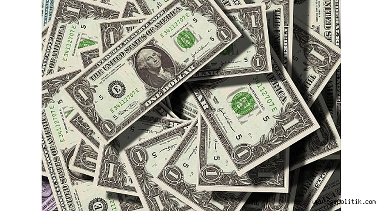Kendi rekorunu bir kez daha kıran Dolar 8 TL
