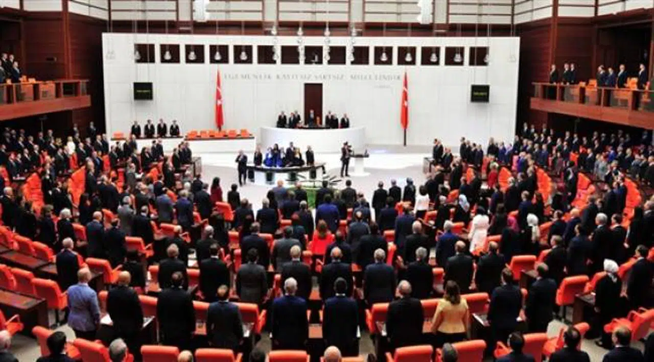 AKP'li vekiller teklife imza atıp sonra içeriğini sordu!