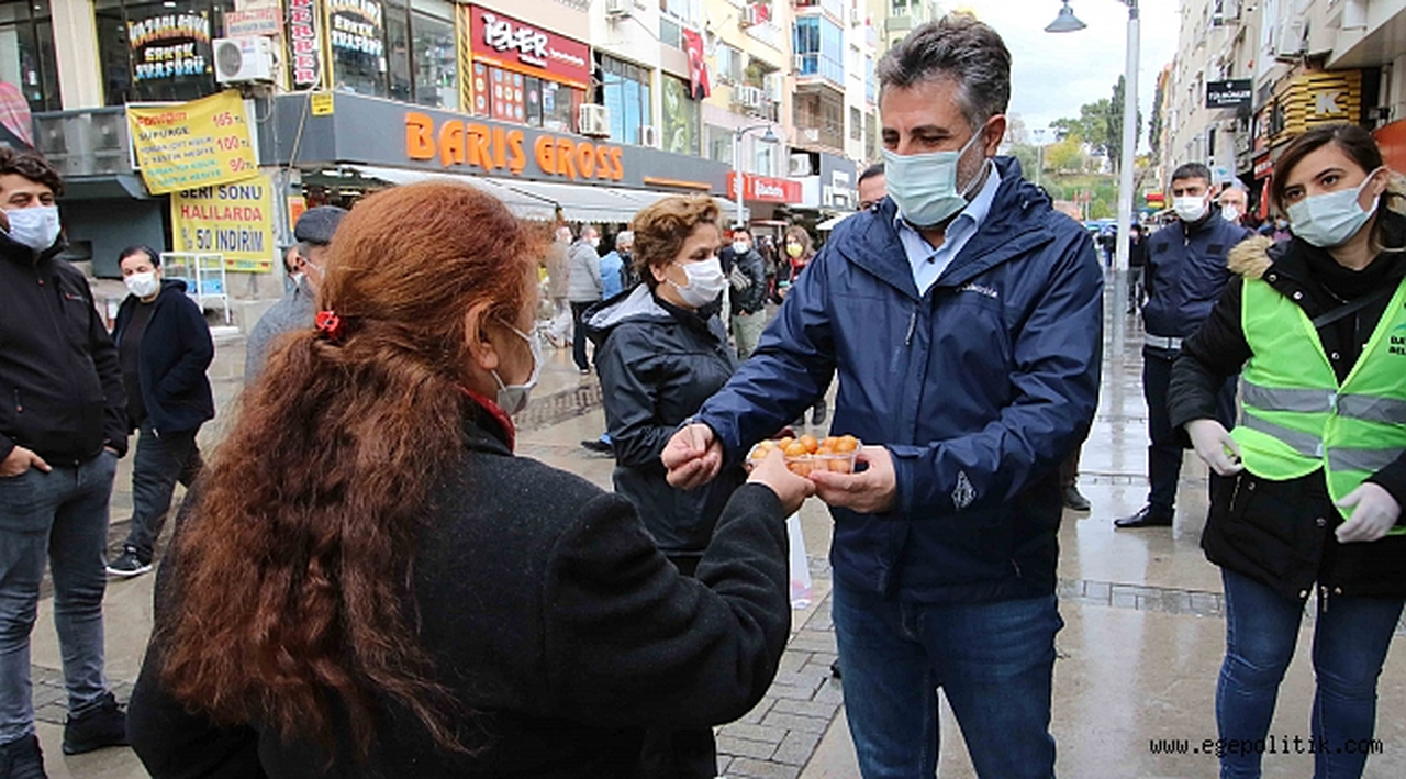 Depremde Hayatını Kaybedenler Anısına  Lokma Döktürdü, Karanfil Bıraktı
