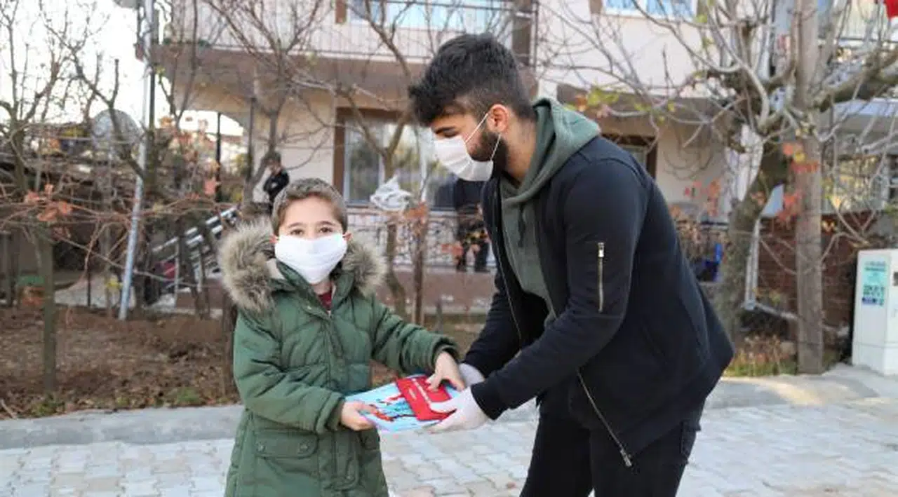 Öğrencilere Yılbaşı Hediyesi