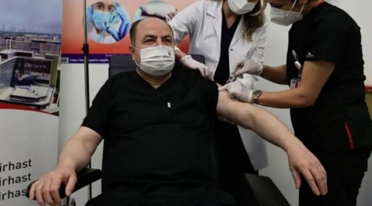 ANAP Genel Başkanı da ‘devlet büyüğü’ kontenjanından aşı yaptırdı