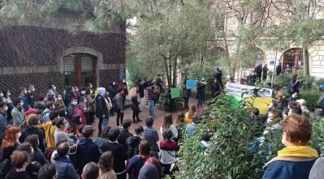Boğaziçi Üniversitesi Atatürk Enstitüsü öğrencileri rektörlüğe yürüdü