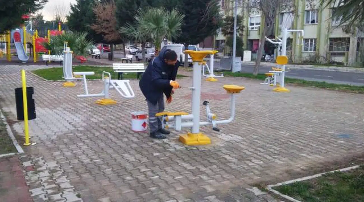 Parklarda Çocuklar İçin Bakım ve Onarım Çalışması Yapılıyor