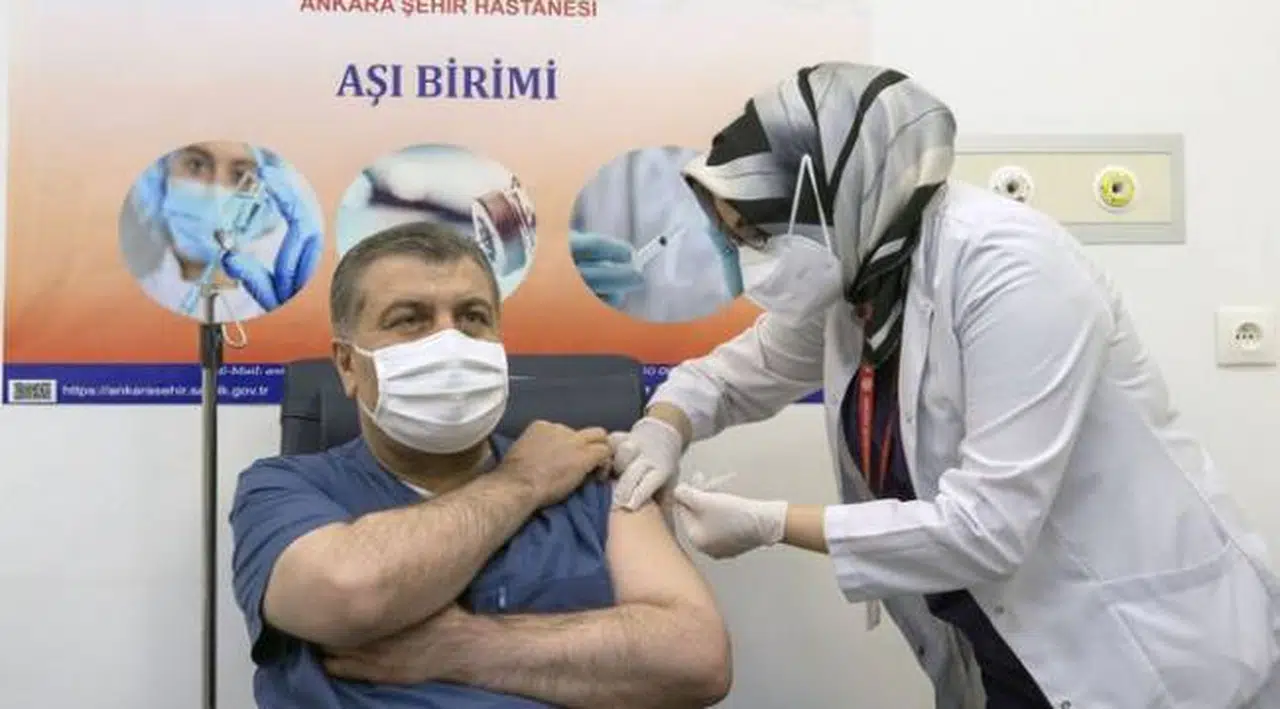 Sağlık Bakanı Koca: 1. doz aşısını olan sağlık çalışanı sayısı yüz bini geçti