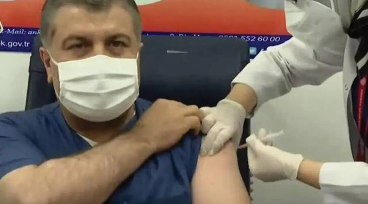 Sağlık Bakanı Koca canlı yayında koronavirüs aşısı oldu!