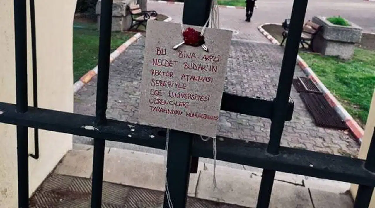 Üniversite öğrencileri Ege Üniversitesi’ni 'mühürledi': "Kayyım Necdet gidecek biz kalacağız"