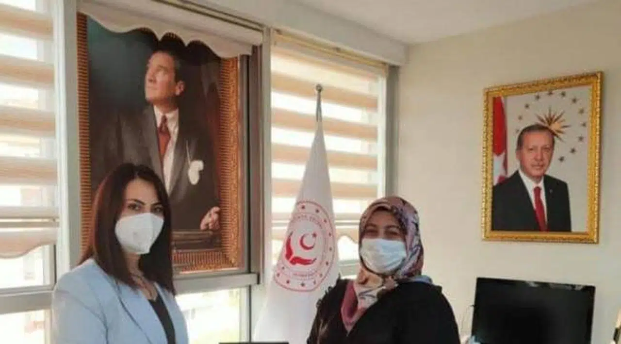 Aile, Çalışma ve Sosyal Politikalar İl Müdürü'nün makam odasındaki Atatürk tablosunu pencerede perde altına asması tepki çekti