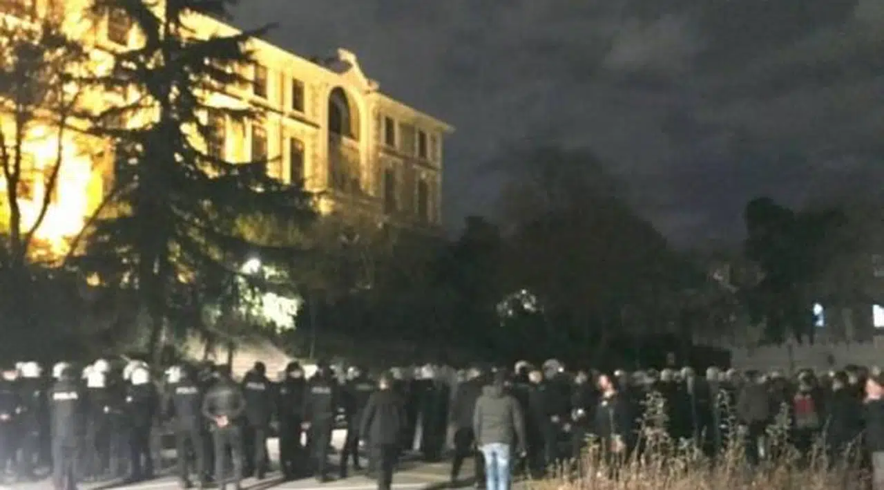 Boğaziçi'nde polis kampüse girdi, öğrencilere saldırdı