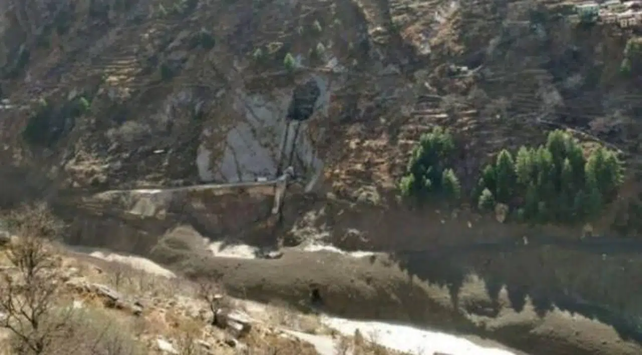 Himalayalar'da buzul kırılması sel felaketine neden oldu