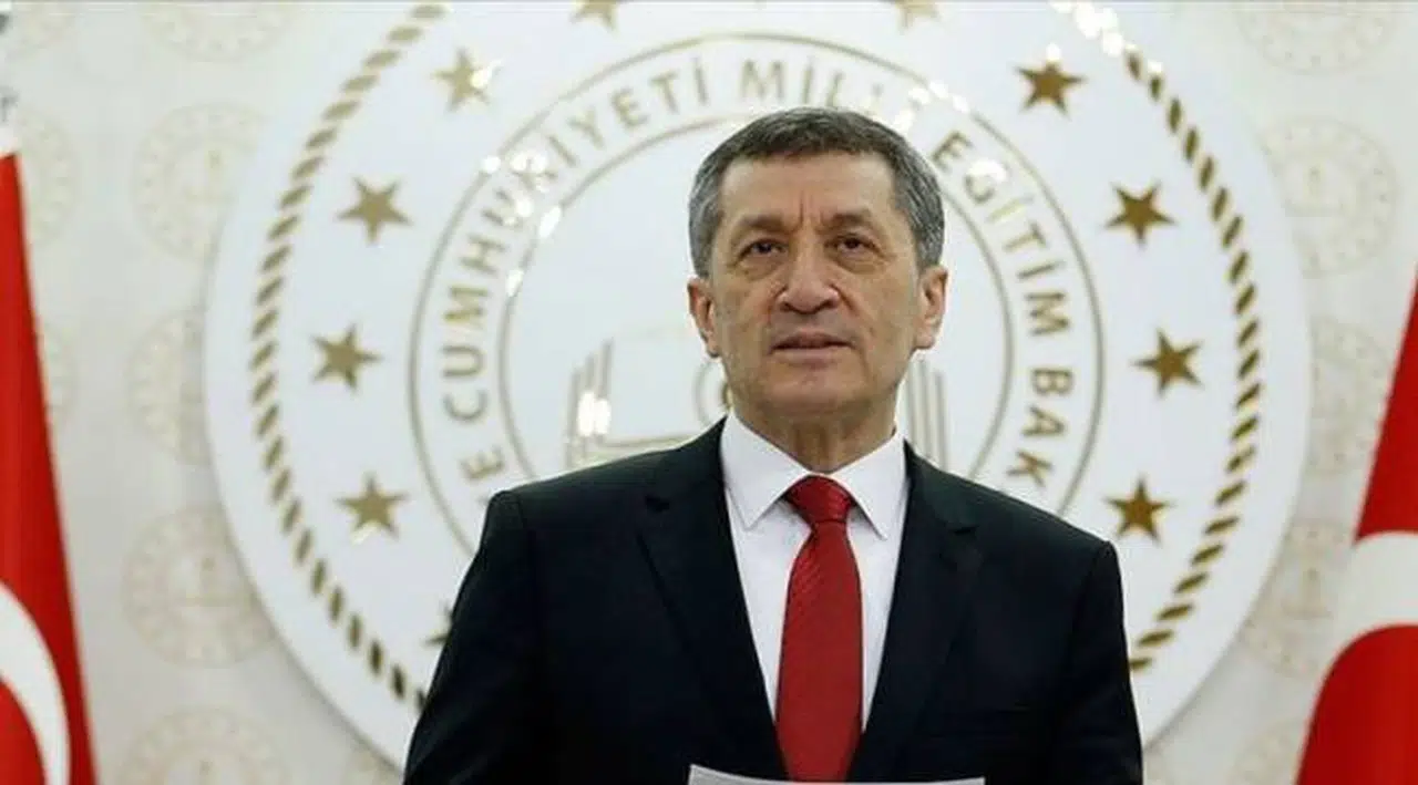 Ziya Selçuk ilk doz koronavirüs aşısını oldu