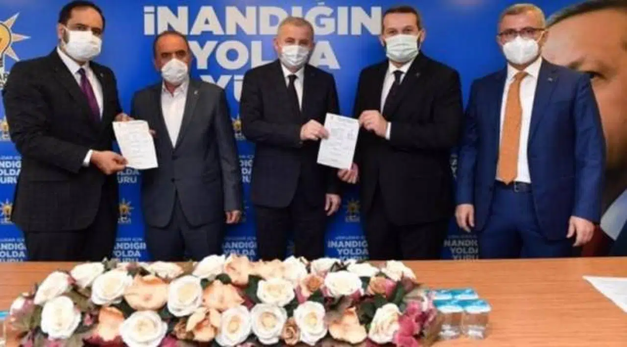 CHP'den istifa eden meclis üyeleri AKP'ye katıldı