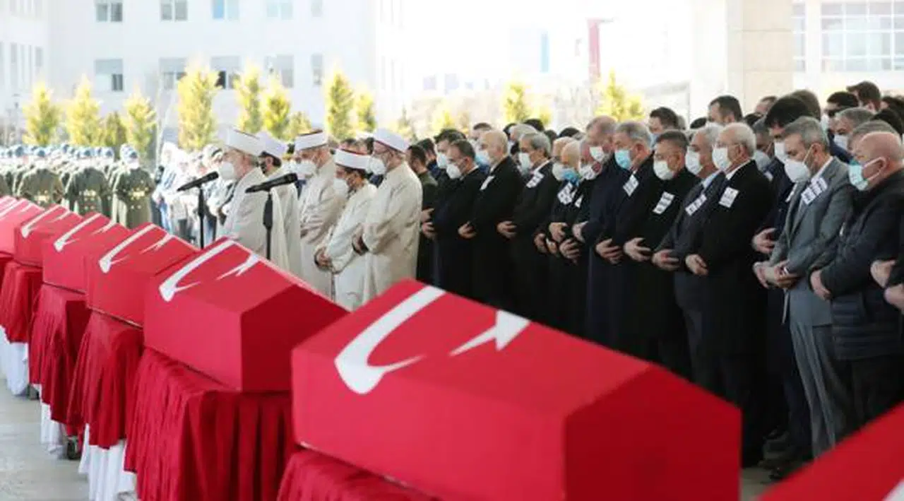 Helikopter kazasında yaşamını yitiren askerler için cenaze töreni düzenlendi