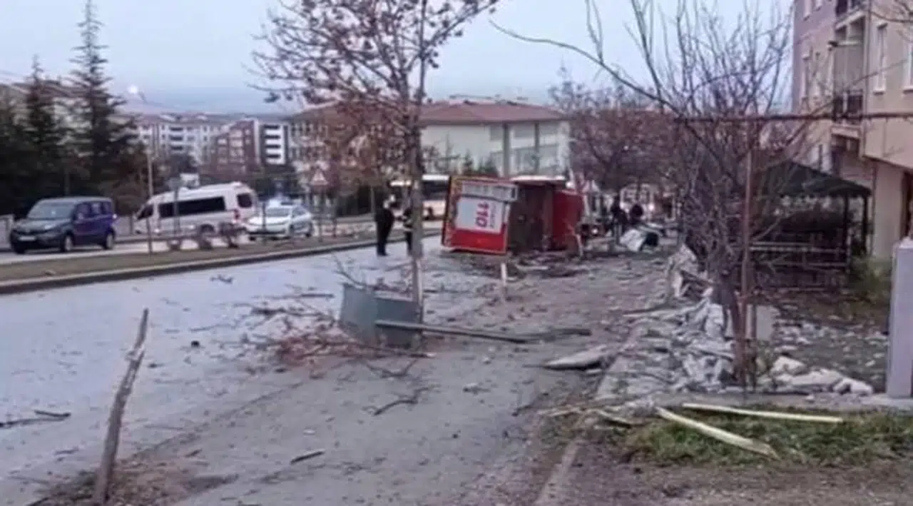 İtfaiye aracı işçi servisi ile çarpıştı: 1 ölü, 11 yaralı