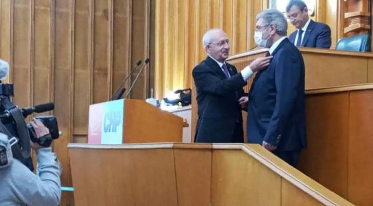 Kılıçdaroğlu eski Saadet Partili Cihangir İslam'a CHP rozetini taktı