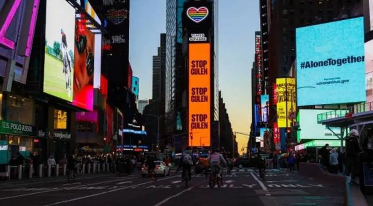 New York'ta en işlek meydana 'Stop Gülen' ilanı