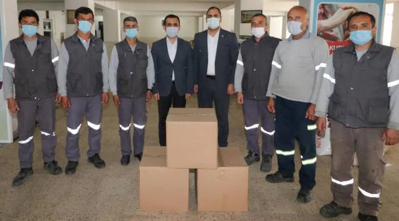 Bergama Belediyesi TİS sözleşmesi olmayan işçilerine gıda yardımı yaptı