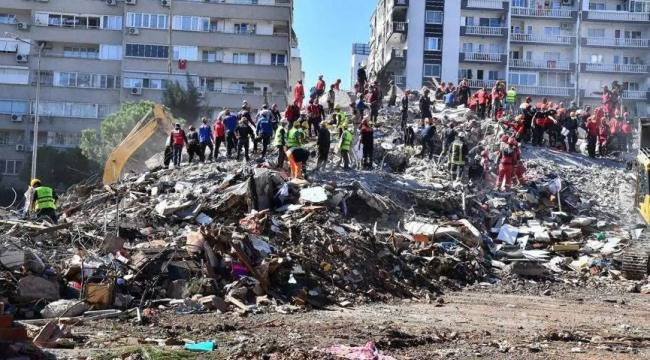 Deprem sonrası yıkılan binalarla ilgili 22 kişi hakkında gözaltı kararı!