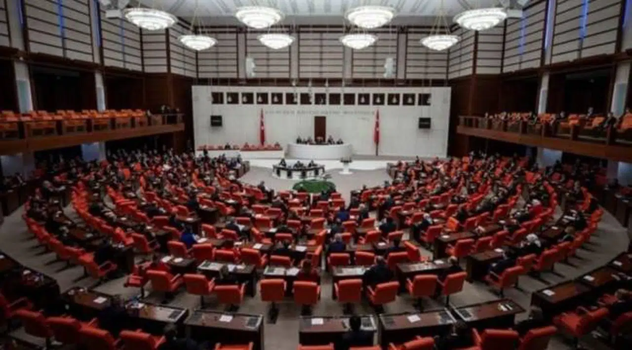 Gri pasaportla insan kaçakçılığının araştırılması önerisine AKP'den ikinci ret