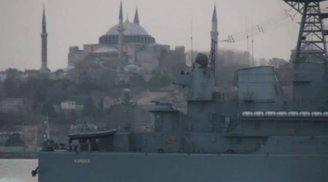 İki Rus savaş gemisi Boğaz'dan geçerek Karadeniz'e girdi