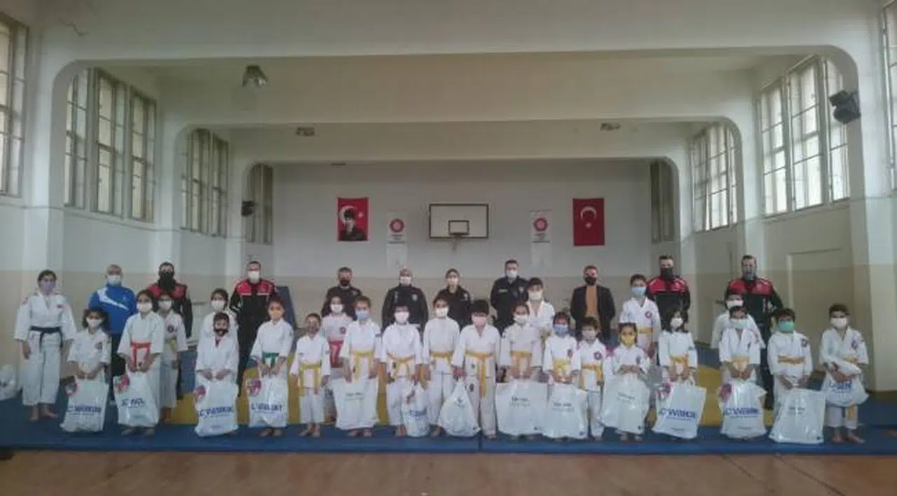 Polis amcadan Basmaneli çocuklara ayakkabı desteği