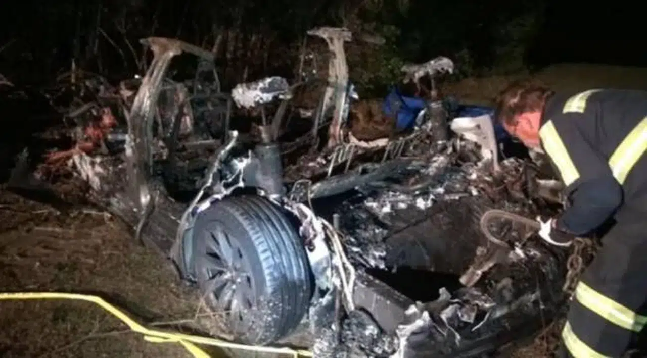 Sürücüsüz Tesla ağaca çarptı 2 kişi öldü