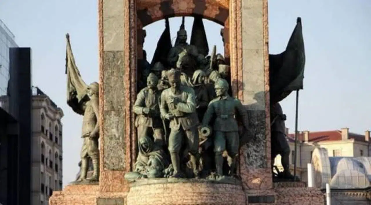 Taksim Cumhuriyet Anıtı'ndaki eksik yıllar sonra fark edildi: Sancak sopası kayıp!