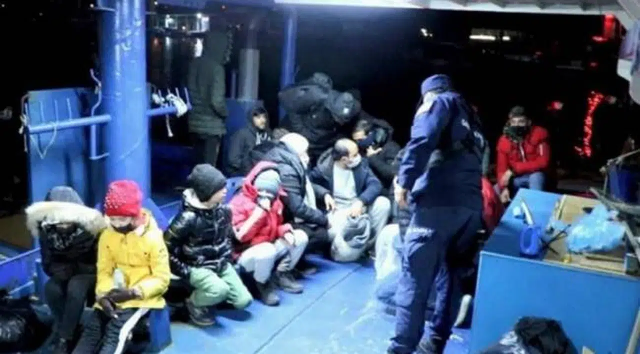 Urla'da tekneye 'kaçak göçmen' operasyonu