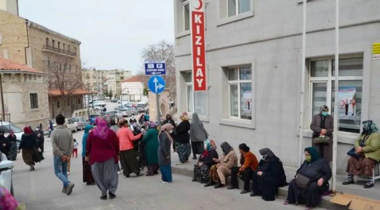 Yardım söylentisi Kızılay önünde kalabalığa neden oldu