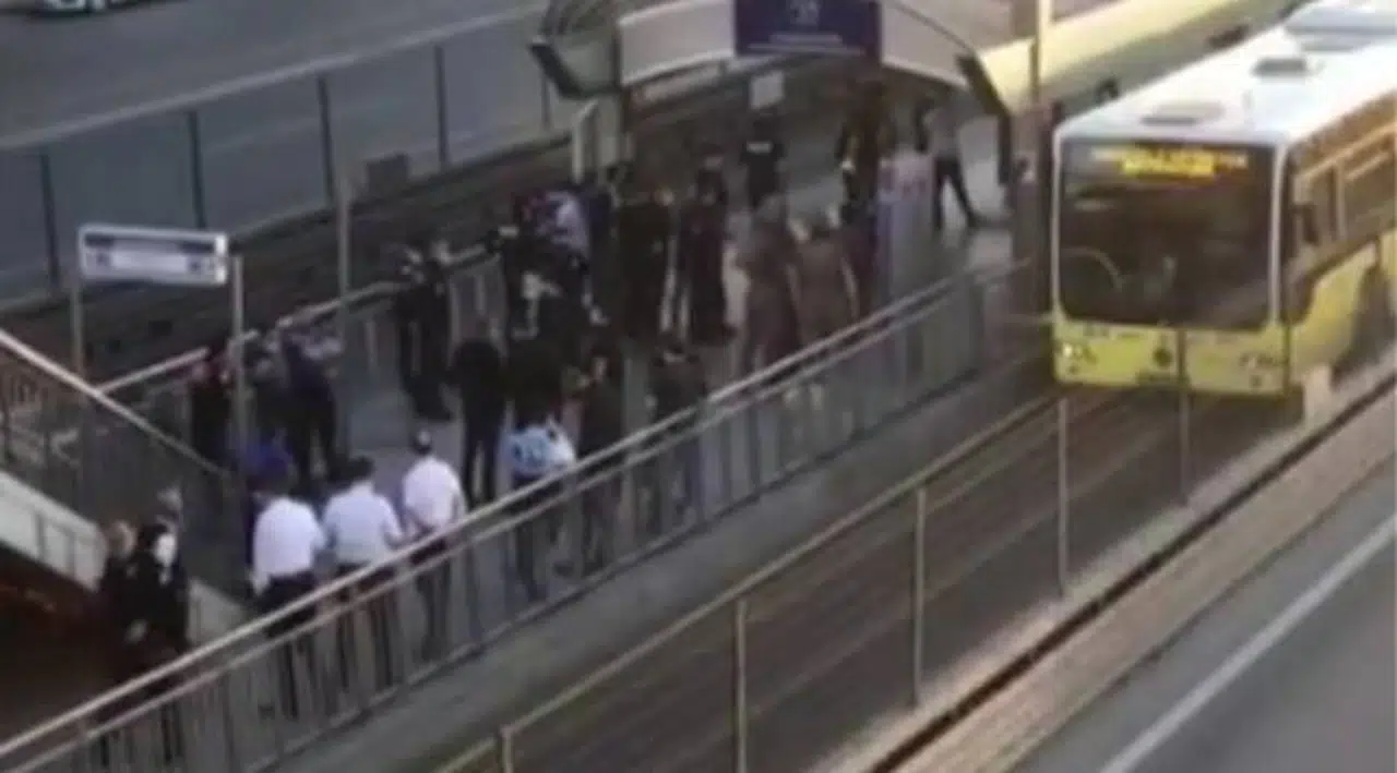 Avcılar istikametinde ilerleyen bir metrobüs rehin alındı