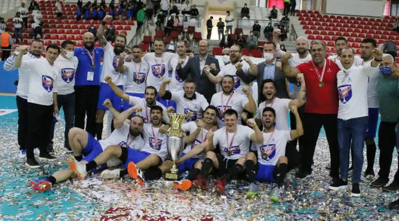 Başkan Soyer hentbol takımının şampiyonluğunu kutladı