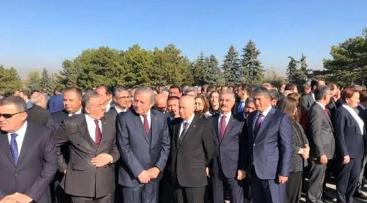 CHP’li Özel, Bahçeli’nin ‘elleri arkada’ fotoğrafıyla MHP’li Ataman’a yanıt verdi: Yer Anıtkabir, tweet bu kadar