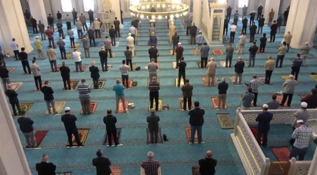 Cuma namazında koronavirüs bulaştırdı: 6 kişi yaşamını yitirdi