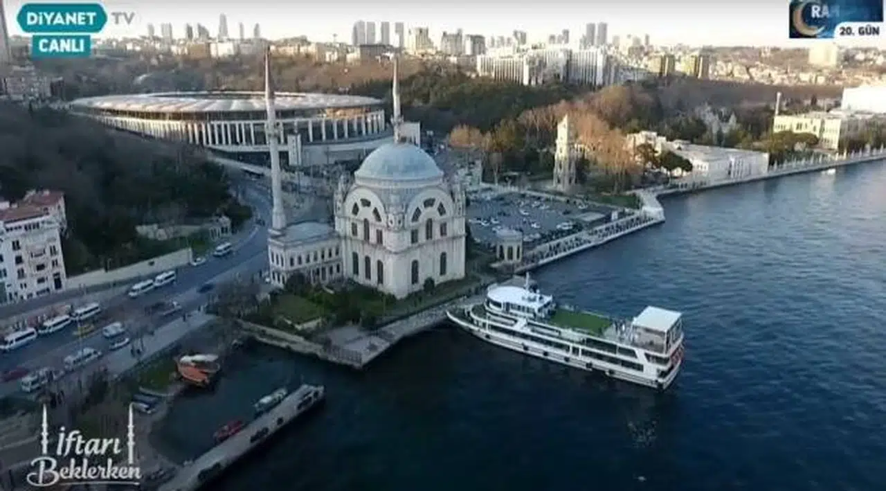 Diyanet TV'nin lüks teknedeki programına tepki: 'Gariban yer sofrasında şükretsin, efendiler gemilerde'