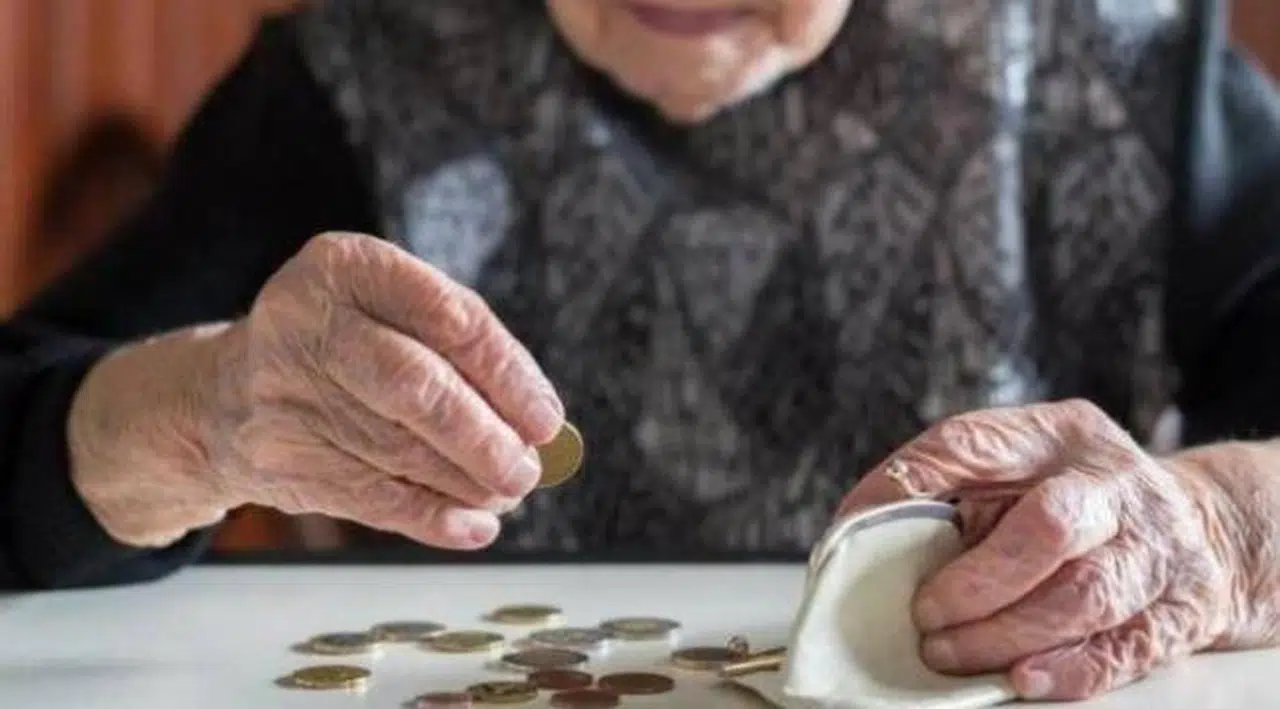 Emekliler maaşlarını çekebilecek mi? İçişleri Bakanlığı merak edilen soruları yanıtladı